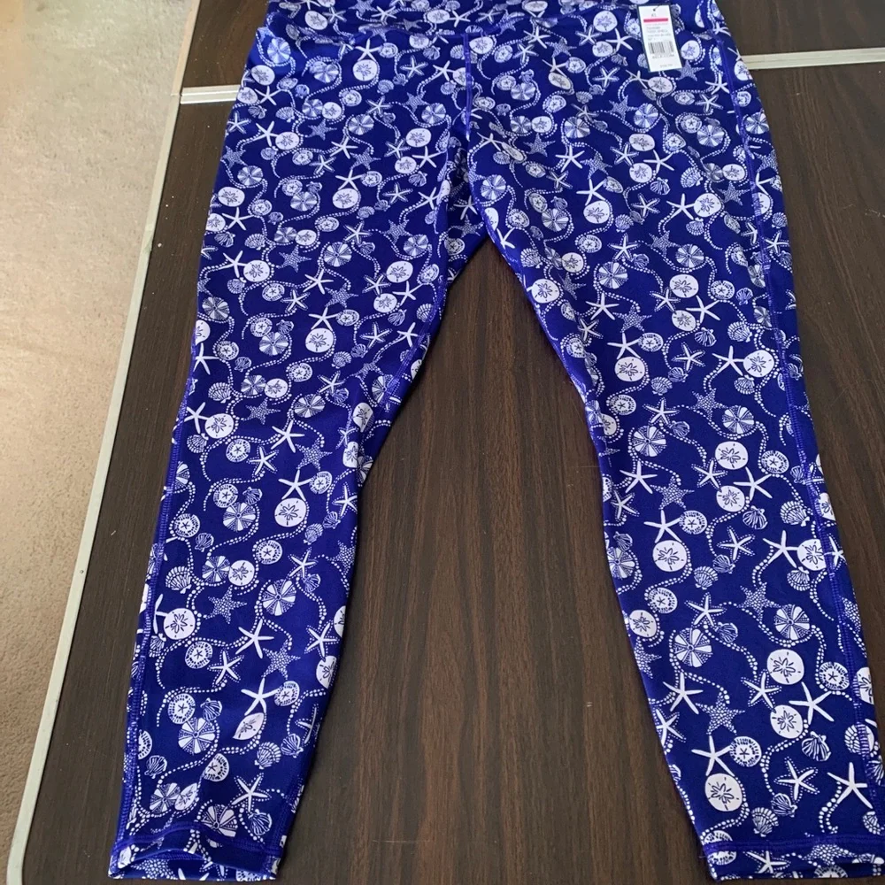 Beautiful blue&white tossed shell pattern Athletic leisure 80% poly 14%spandex - Picture 1 of 5